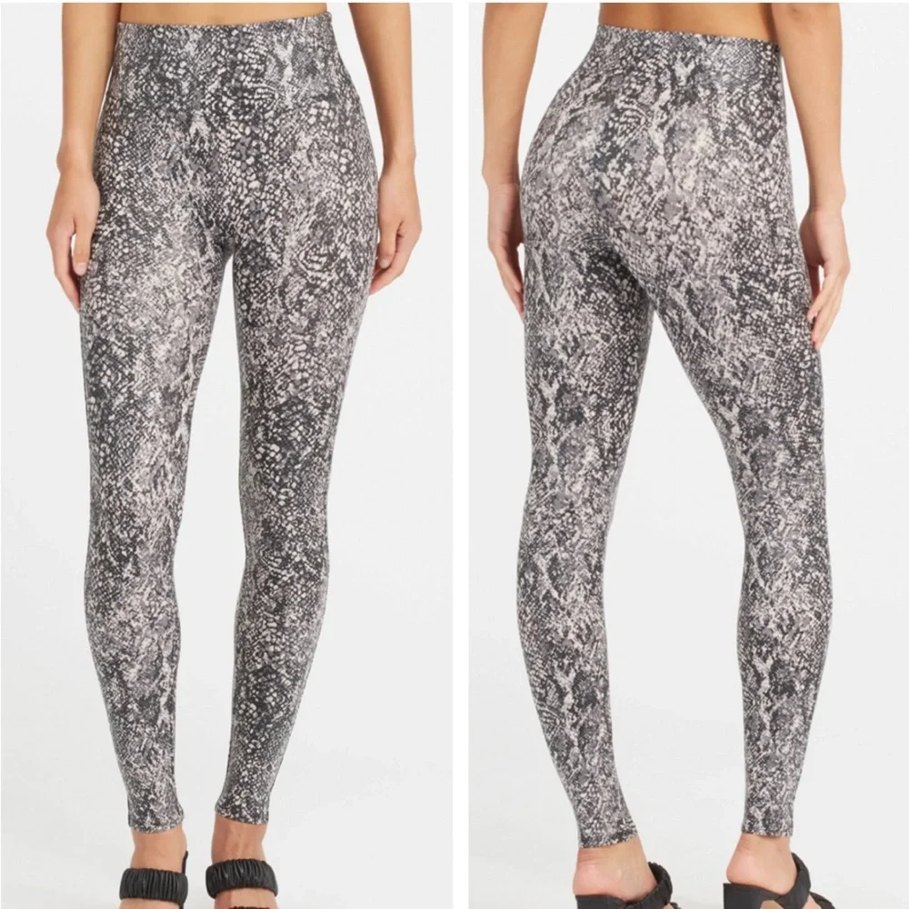 SPANX NWT FAUX LEATHER SNAKE SHINE LEGGINGS GRAY WHITE - Picture 1 of 12